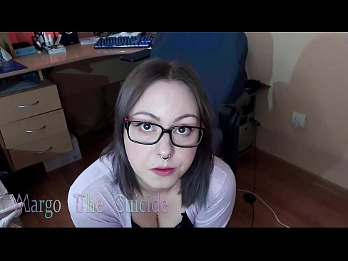 ❤️ 性感的眼镜女孩在镜头前深深地吸吮假阳具 ❤️❌ Beautiful porn