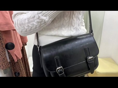 ❤️ 年轻婊子FeralBerry在试衣间用假阳具公开自慰 ❤️❌ Beautiful porn